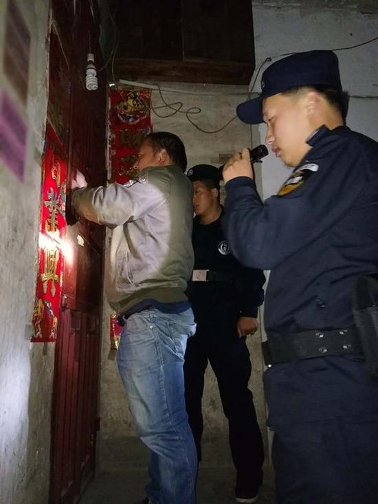 沙坪乡粗心妈妈误将幼女锁家中 