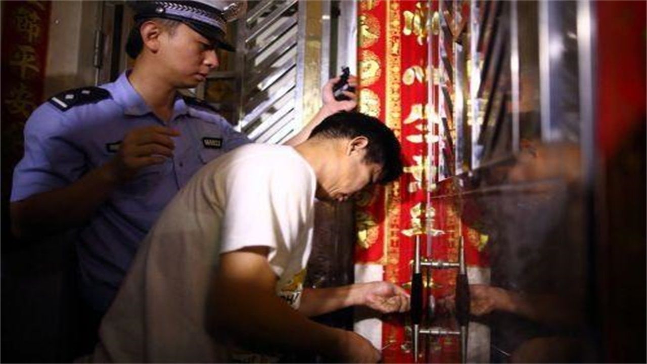 沙坪乡请开锁师傅开了锁后，师傅